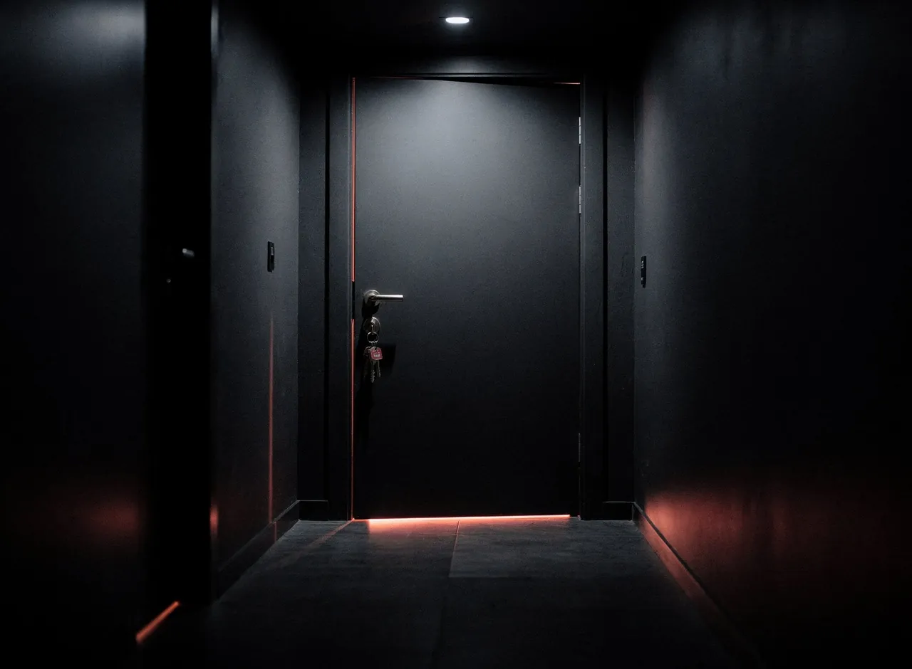 Porte d'appartement fermée la nuit, clés restées sur la serrure, porte claquée